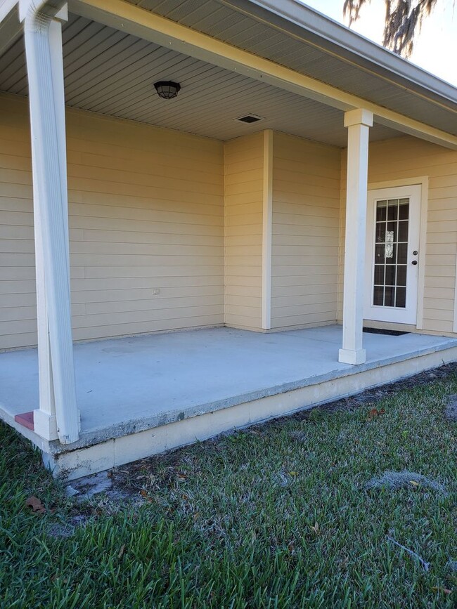 Building Photo - 3/2 with 2 car garage in South Pointe