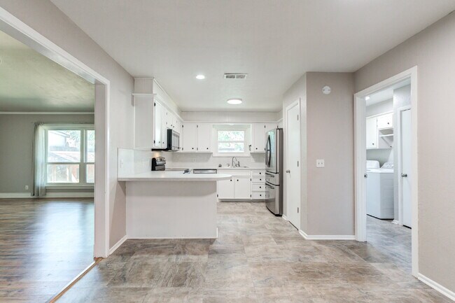 Building Photo - Renovated Three-Bedroom home in Central Lu...