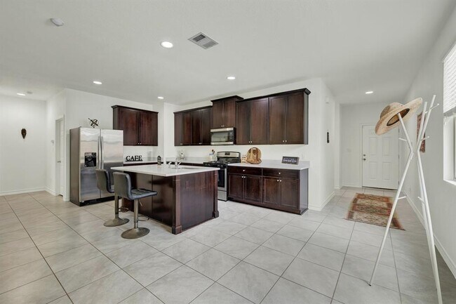 Building Photo - 216 Mary Max Cir