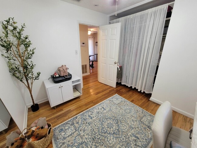 Building Photo - 404 Sable Ct