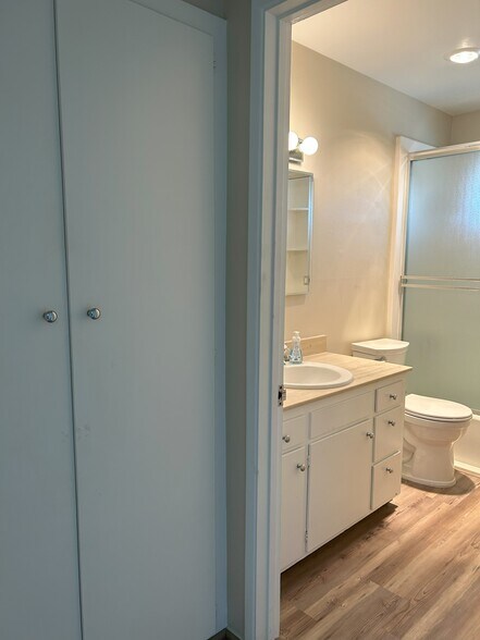 Bathroom and hall closet - 3080 Lincoln St
