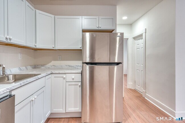 Building Photo - 152 Oak St