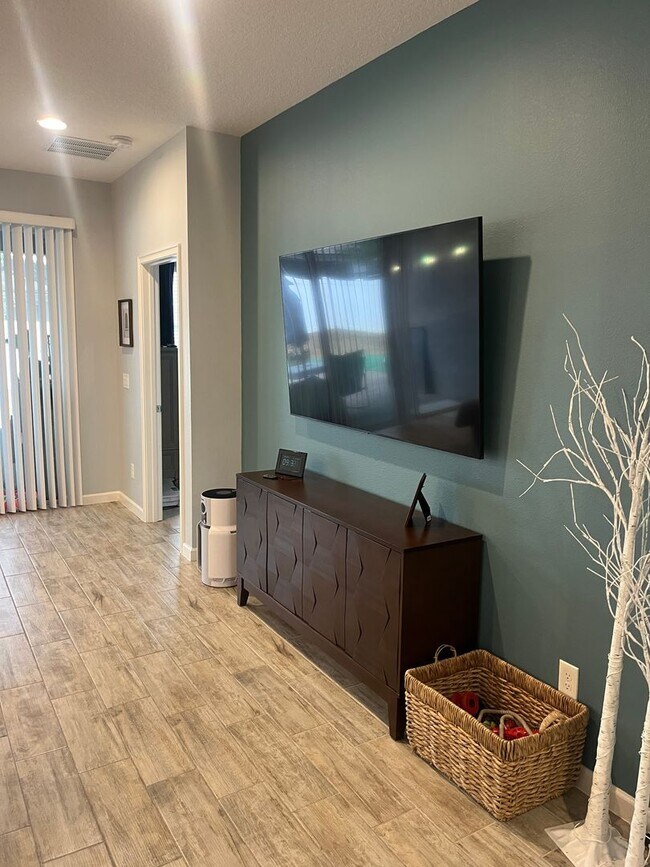 Building Photo - 887 Lady Bird Ln