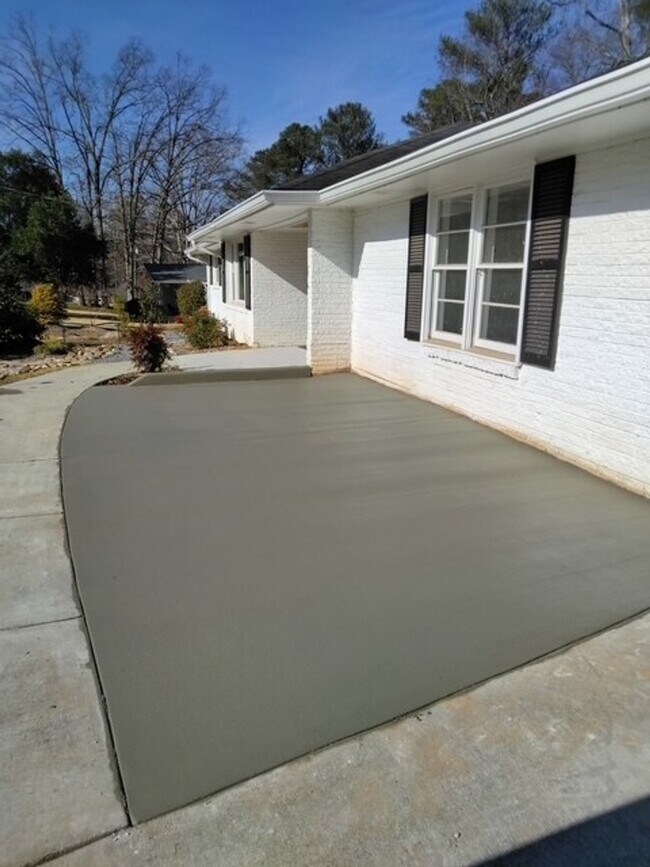 Building Photo - 2617 Caladium Dr NE