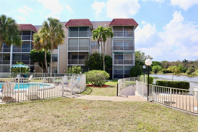 Building Photo - 3776 Inverrary Blvd