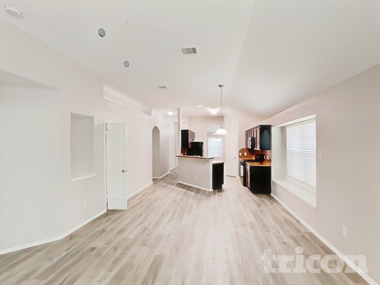 Building Photo - 15018 Mause Creek Dr