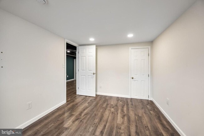 Building Photo - 113 W Albertson Ave