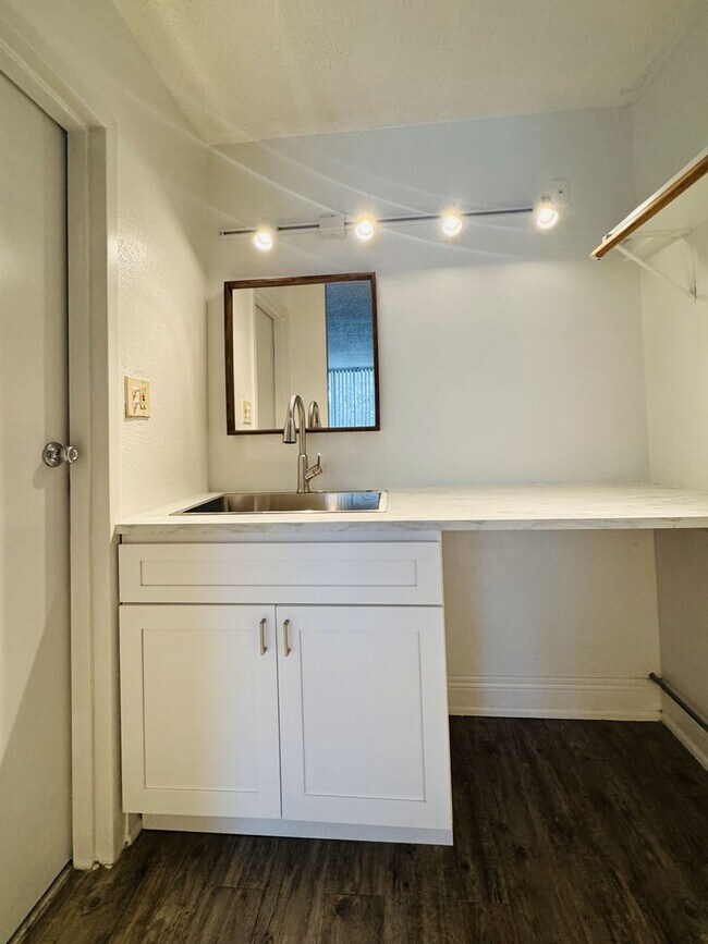 Building Photo - Best Deal in the area! Newly renovated Studio apartment - ALL UTILITIES INCLUDED! Studio apartmen...