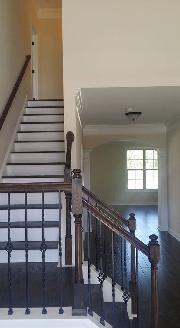 Building Photo - 5 bedroom 4 bath plus Bonus Room and Much More!!