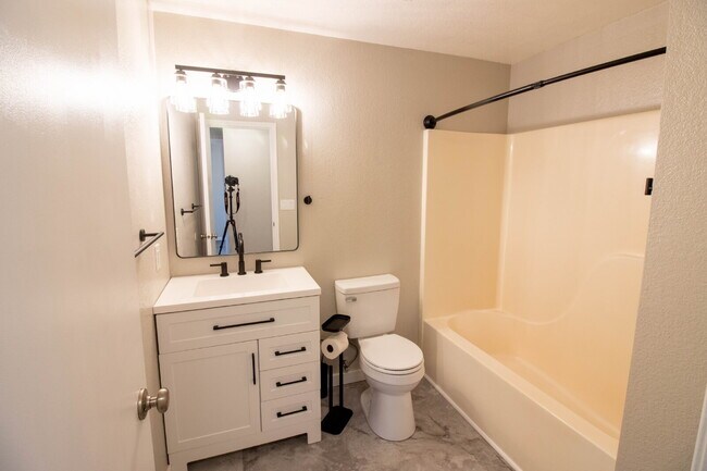 Building Photo - MOVE IN SPECIAL IF YOU SIGN LEASE BY 4/15/2026!!!!!!! Newly Updated 3/2 Home in SW Redmond