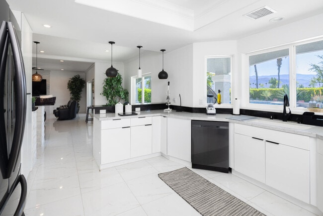 Building Photo - 41215 Carlotta Dr