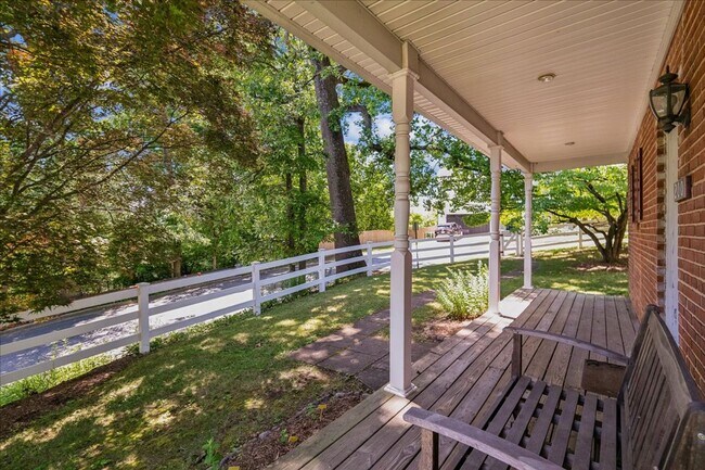 Building Photo - Cozy 3BE/2.5BA Colonial in Takoma Park with screened porch!