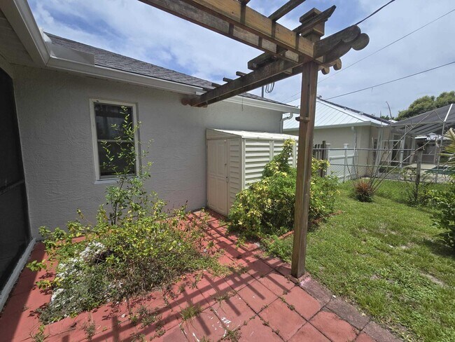 Building Photo - 2026 SW Cranberry St