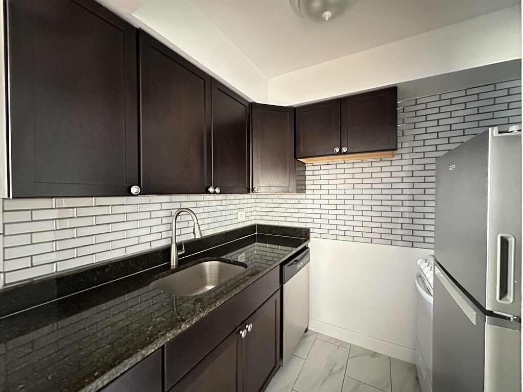 Building Photo - 6830 N Sheridan Rd