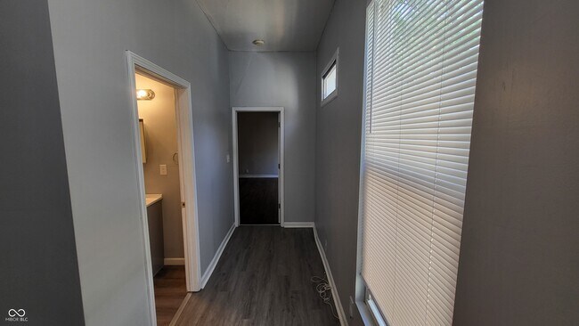 Building Photo - 1314 E 10th St