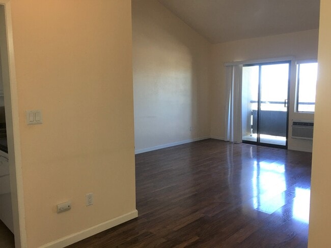 Building Photo - One Bedroom Condo in San Carlos!!
