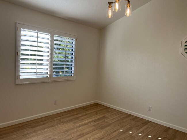 Building Photo - 1024 Paloma Ave