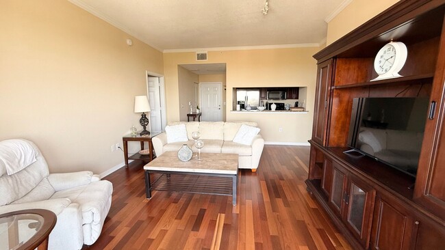 Building Photo - Annual Furnished Rental in Broadway Promen...