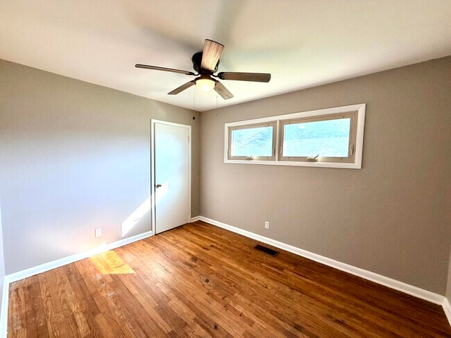 Building Photo - 1711 Clarence Dr