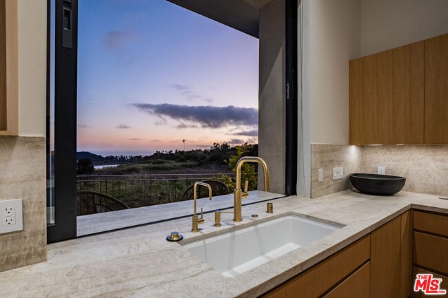 Building Photo - 1205 Las Lomas Pl