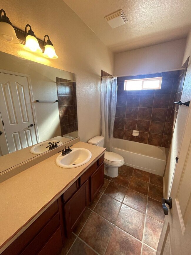 Building Photo - Lovely 4 Bedroom/2 Bath home in Parkhill E...