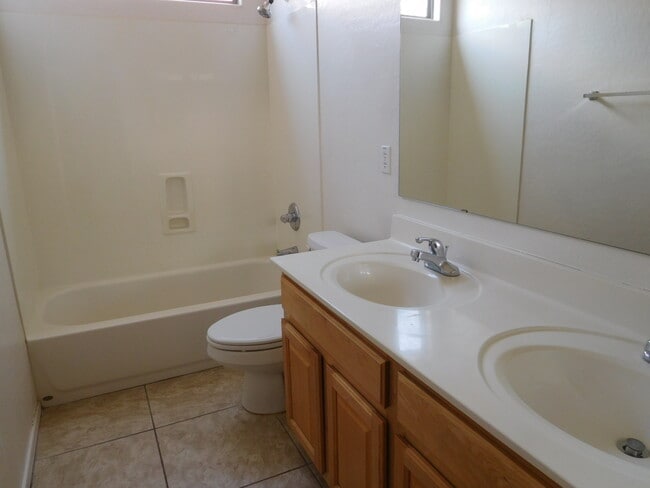 Building Photo - Lovely Single level with 4 Bed ,2 Bath and 3 Car Garage!