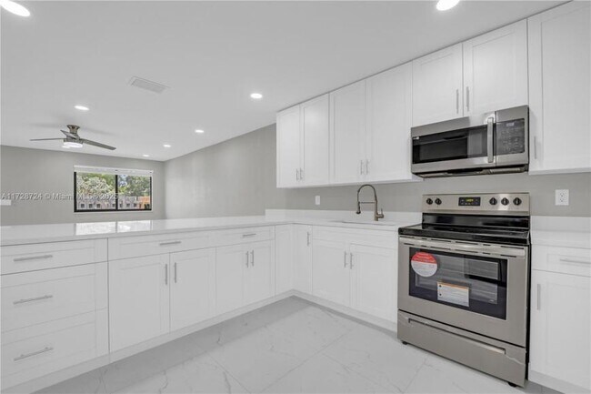 Building Photo - 2 bedroom in Hallandale FL 33009