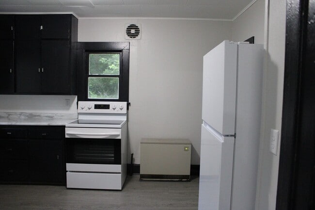 Building Photo - 605 E River Ave