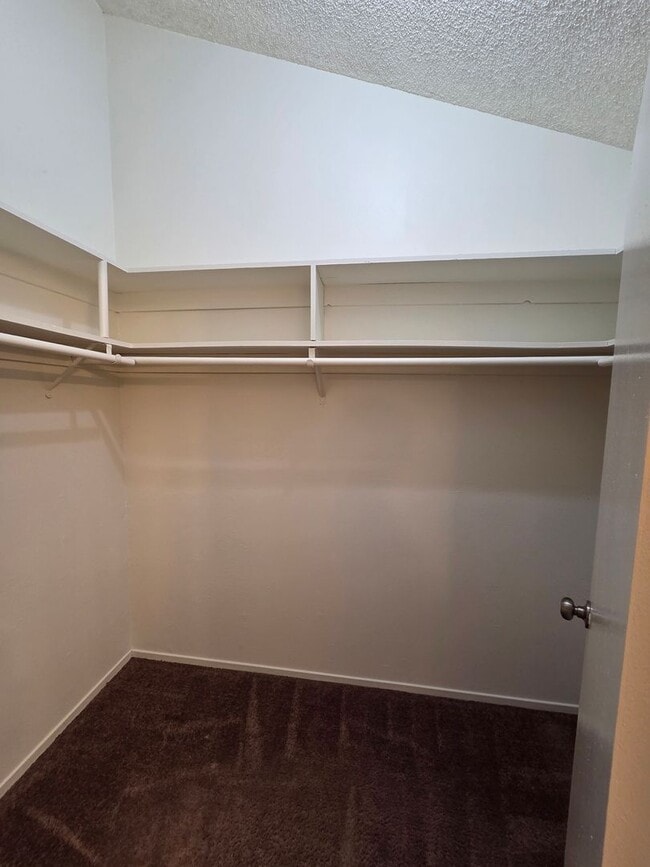 Building Photo - Charming 1 Bed, 1 Bath Lakewood Shores condo!