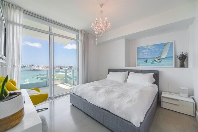 Building Photo - 900 Biscayne Blvd