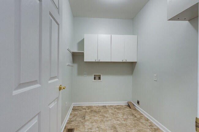 Building Photo - Luxury, Location, and Lifestyle on Rolling...