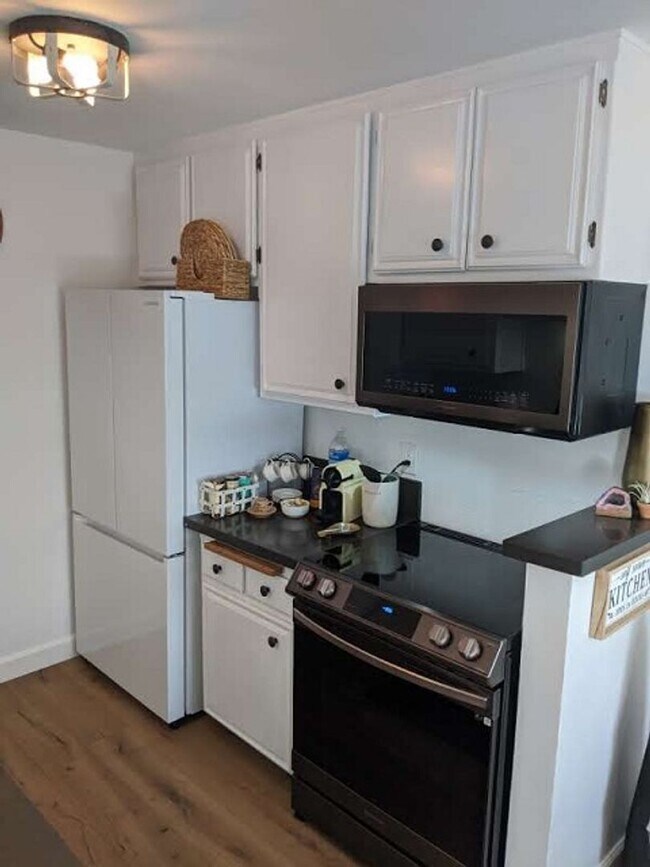 Building Photo - 1 Bedroom-1 Bathroom Single Story Condo in...