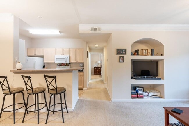 Building Photo - 2 Bedroom 1 Bath Condo in Park West - Mount Pleasant