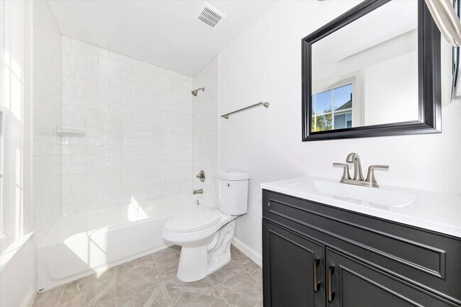 Building Photo - Churchill Town Rental