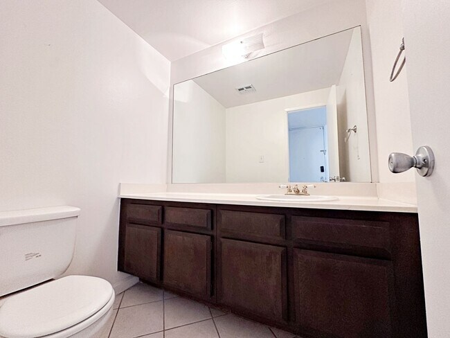 Building Photo - 3 BEDROOM 2.5 BATH TOWNHOME