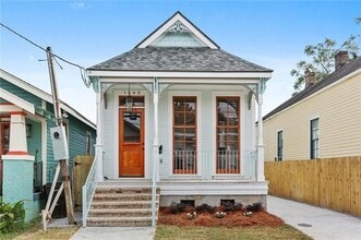 Building Photo - 1562 N Prieur St