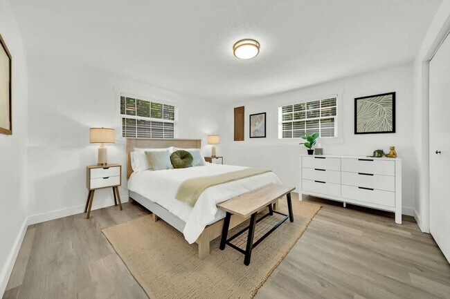 Building Photo - 5999 N Pinegrove Dr