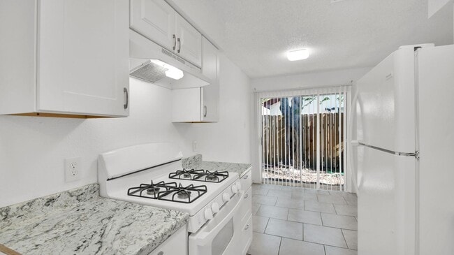 Building Photo - Beautiful fireplace, Large back yard, Wash...
