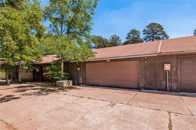 Building Photo - 508 Hickory Dr