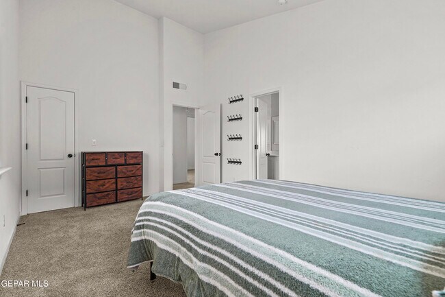 Building Photo - 14761 Mike a Mendoza Ave