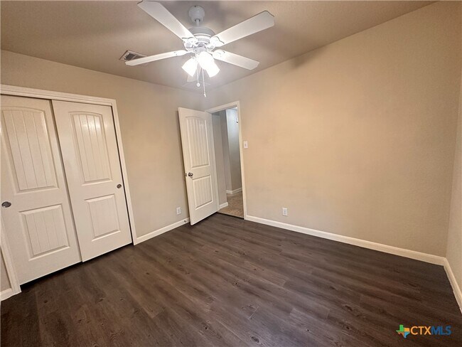 Building Photo - 2020 Meadow View Dr