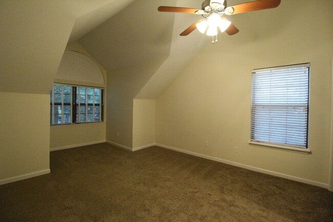Building Photo - Beautiful 2+ Bedroom 4 Bath Townhome In Ov...