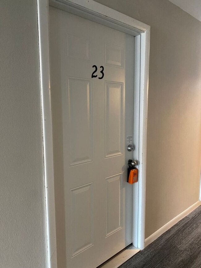 Building Photo - Remodeled 1 Bedroom Apartment!!! Walk to t...