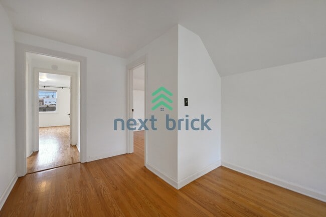 Building Photo - A classic vintage house ready to rent