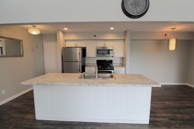 Building Photo - Remodeled Condo with amazing Mountain View...