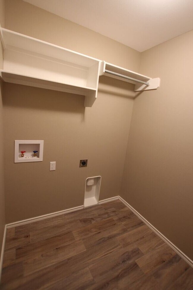 Building Photo - Tour Today! 2 Bed 1.5 Bath Townhome! Lindale ISD!