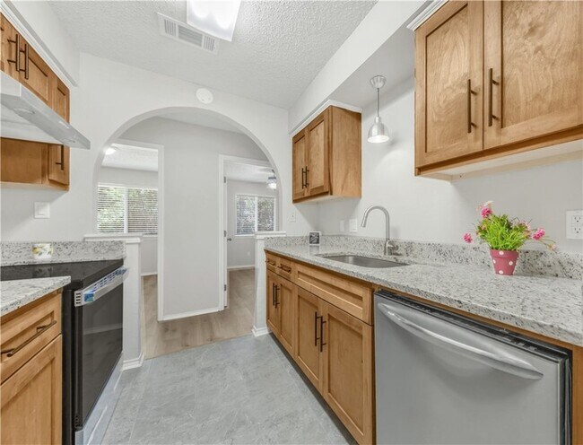 Building Photo - 804 Val Verde Dr