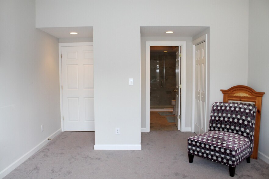 Building Photo - 2137 Creswell Dr