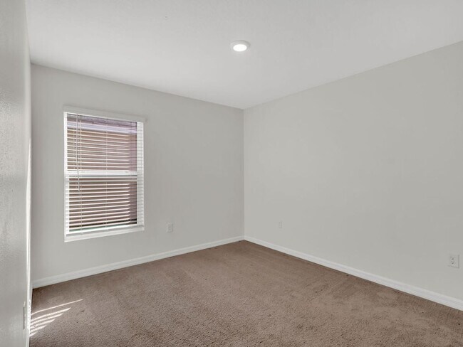 Building Photo - Beautiful 4 bedroom 2 bathroom Single Family House! Like new!