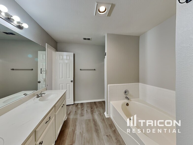 Building Photo - 1082 Roundrock Dr